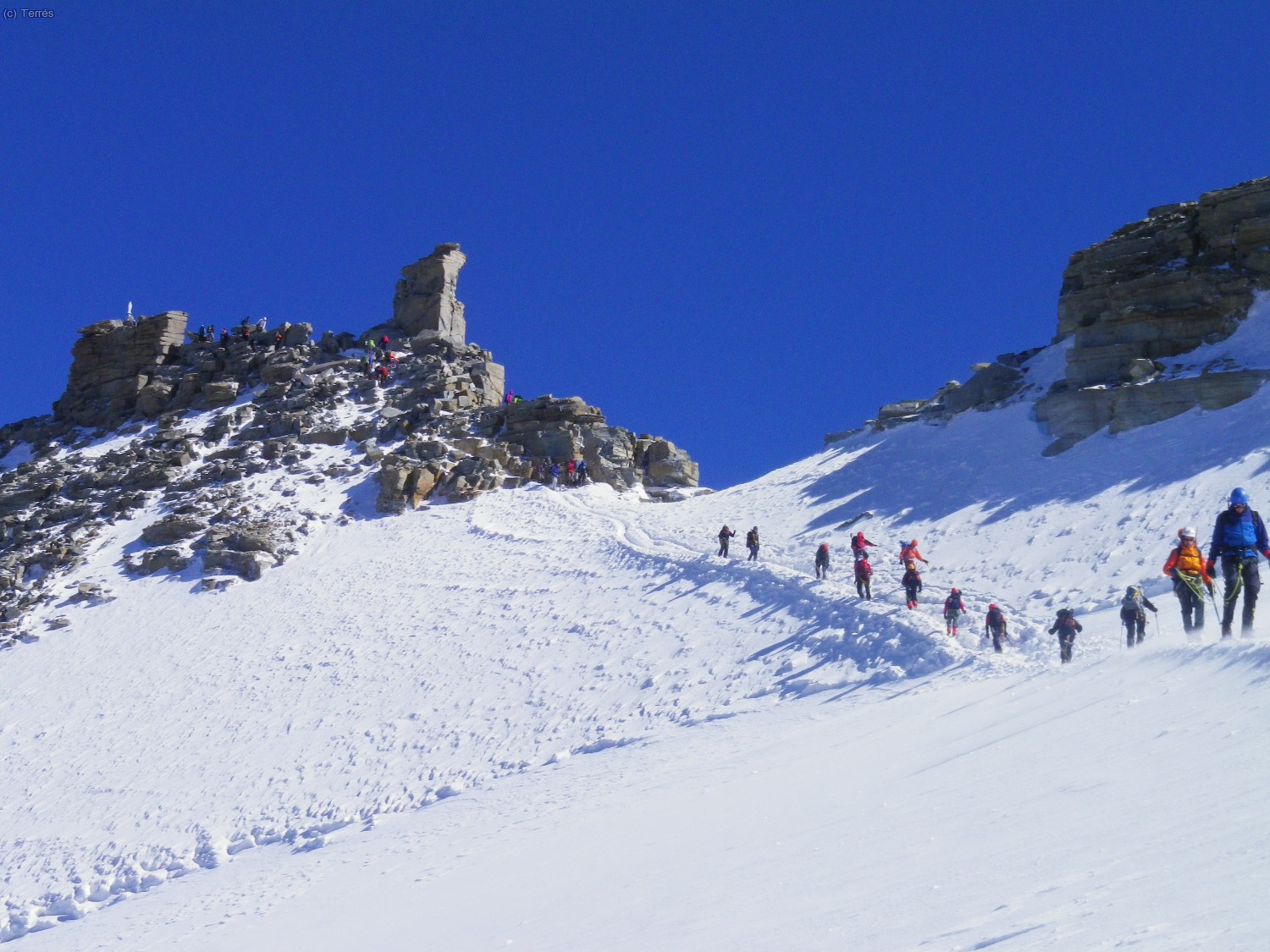 En el Plateau del Glaciar del Gran Paradiso, delante a la izquierda la cima del Gran Paradiso (Foto: Quique)