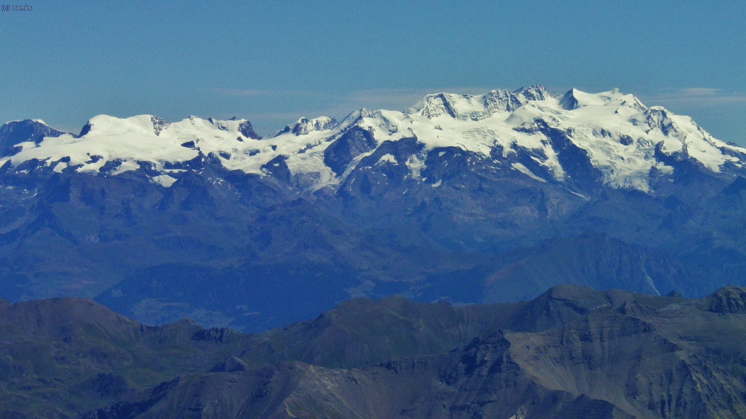 Al fondo el macizo del Monte Rosa, con sus picos m&aacute;s altos (Dufourpitze) a la derecha (Foto: Quique)