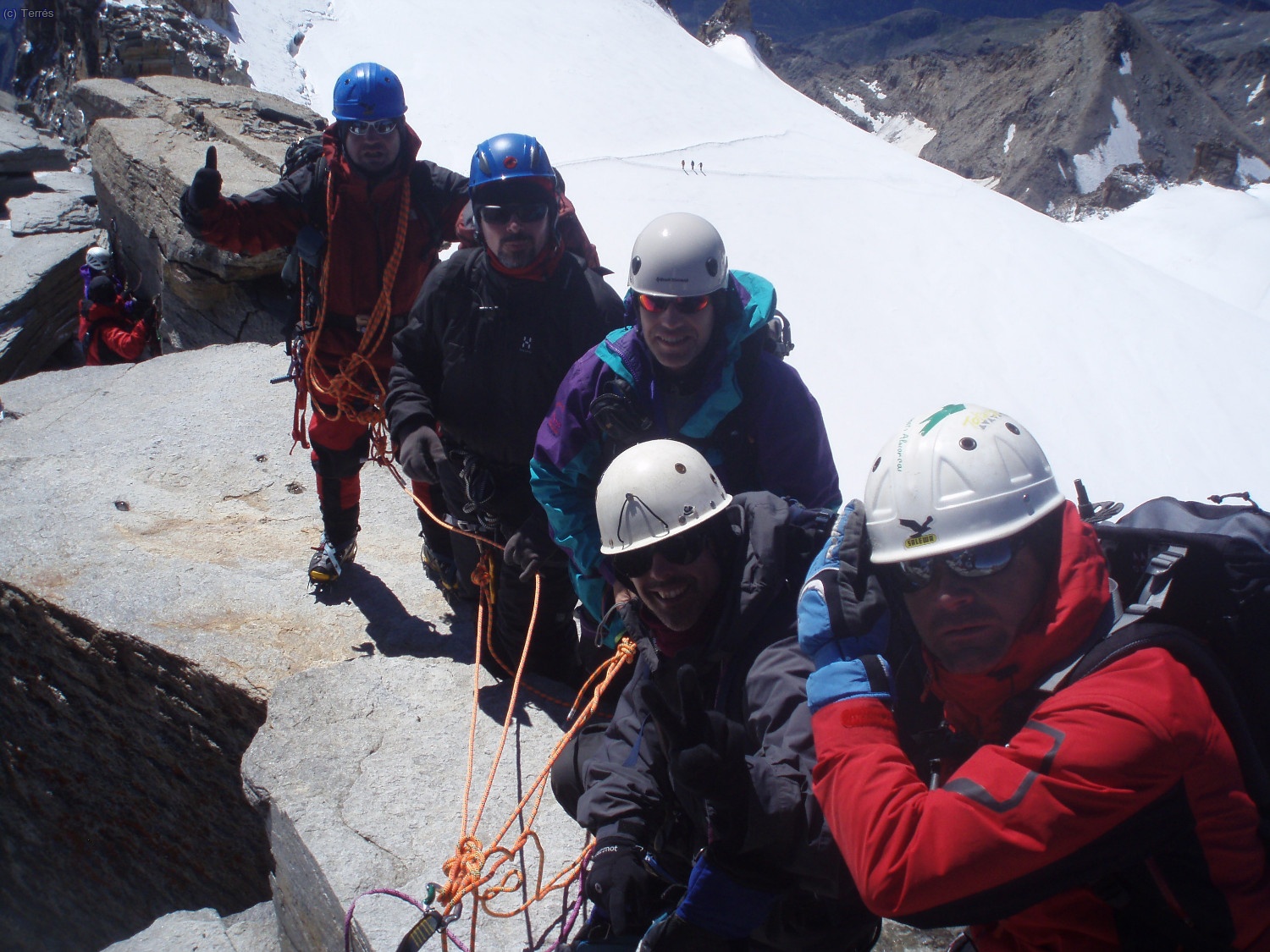 Cima del Gran Paradiso, Joaqu&iacute;n Terr&eacute;s, Paco, Toni, Jes&uacute;s y Luis junto a la Madonna (4.061 mts.) (Foto: Jes&uacute;s)
