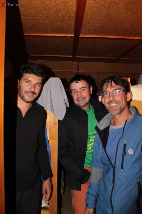Habitaci&oacute;n del refugio: Quique, Joaqu&iacute;n Terr&eacute;s y Jes&uacute;s (Foto: Luis)