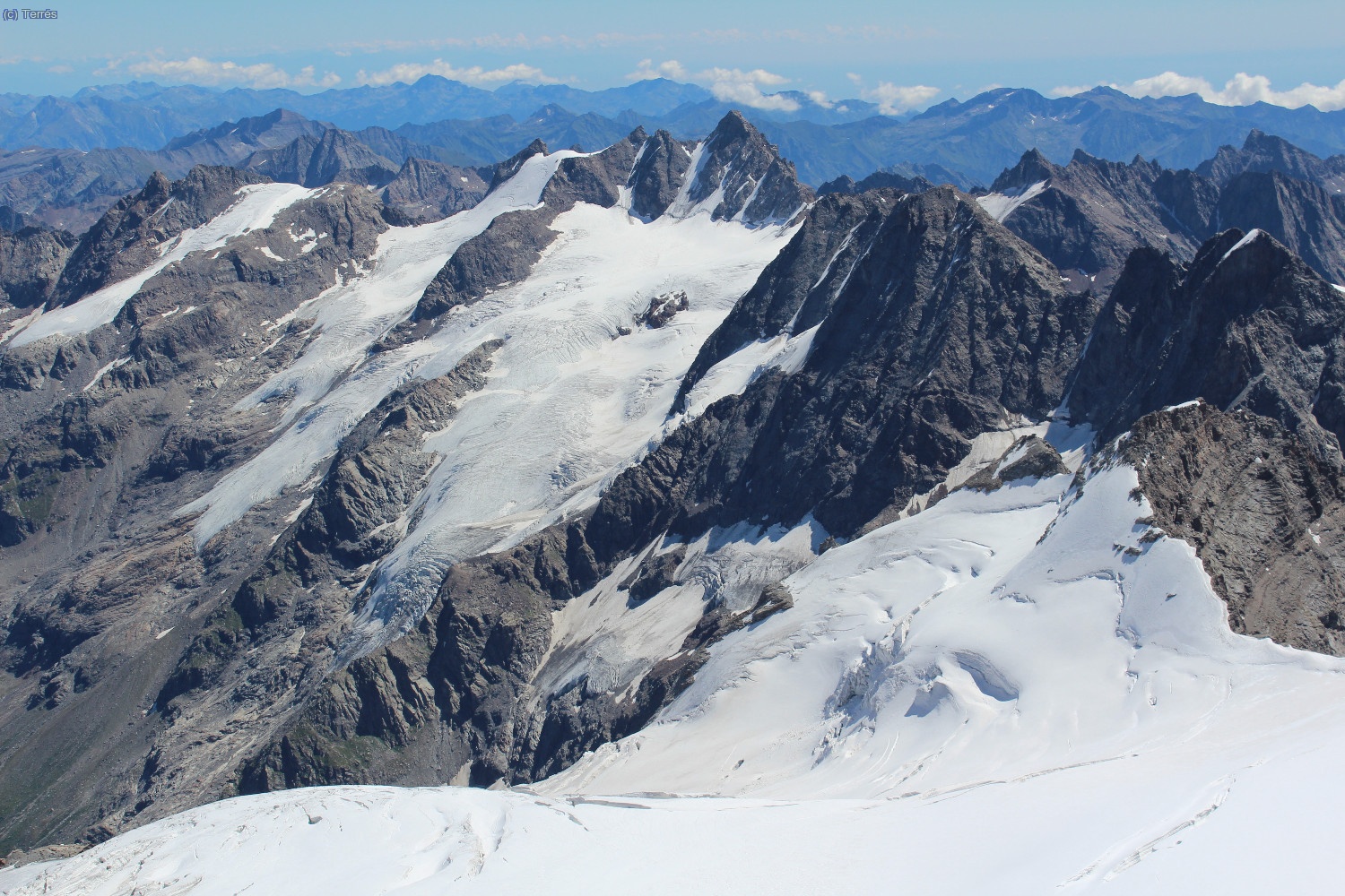 Resto de glaciares y macizo del Gran Paradiso hac&iacute;a la Torre del Gran San Pietro (Foto: Luis)