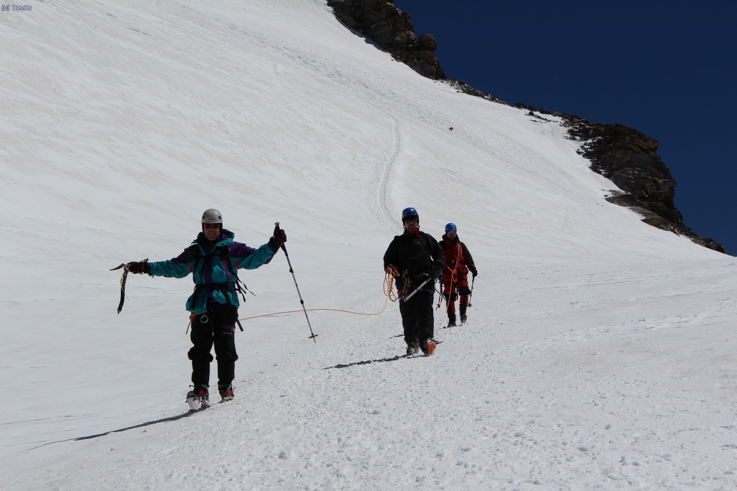 Delante Toni, y detr&aacute;s Paco y Joaqu&iacute;n Terr&eacute;s bajando por el Glaciar del Gran Paradiso (Foto: Luis)