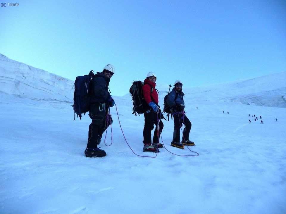 Jes&uacute;s, Luis y Quique subiendo por el Glaciar de Laveciao (Foto: Toni)