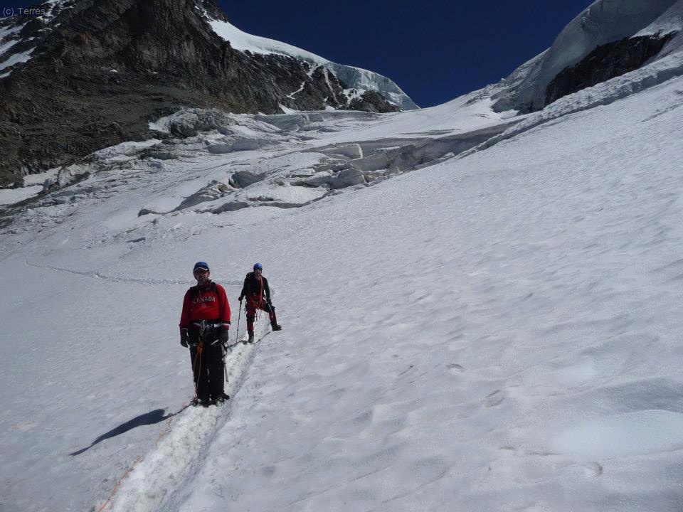Paco y Joaqu&iacute;n Terr&eacute;s bajando por el Glaciar Laveciao (Foto: Toni)