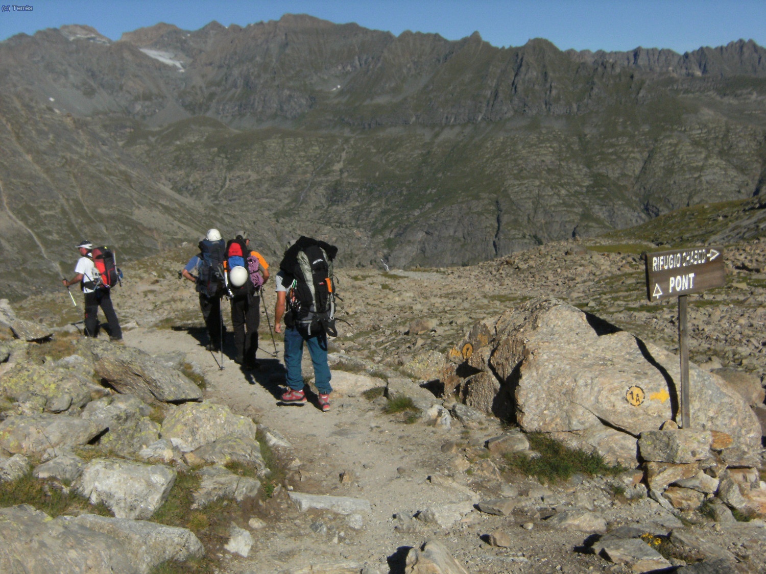 A la derecha el camino hac&iacute;a el Refugio CHabod