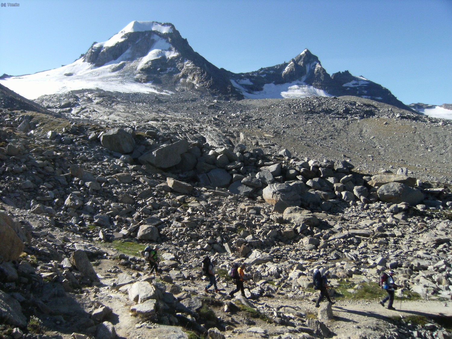 El grupo dejando el Refugio Vittorio Manuele II, con el Ciarforon y la Becca do Monciair atr&aacute;s.