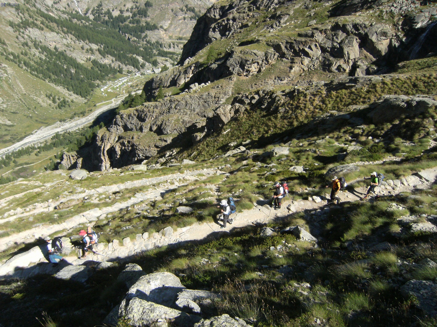 Bajando por la sinuosa y zigzagueante senda