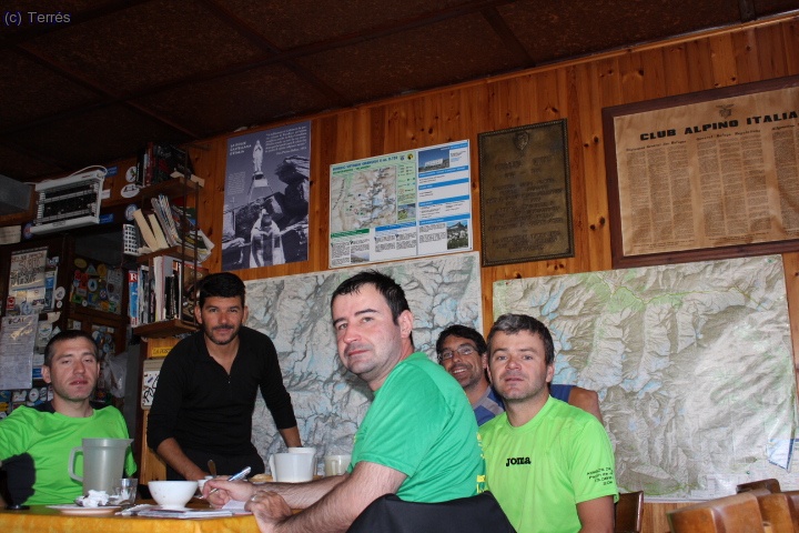 Desayunando en el refugio (Foto: Luis)