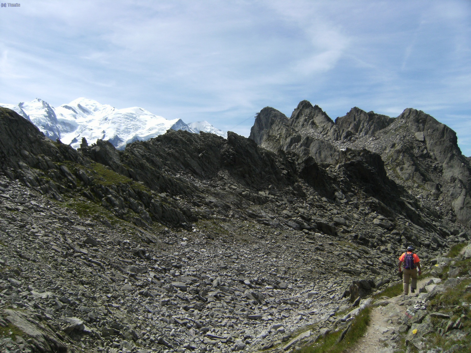 Paco entre las Agujas Rojas, a la izquierda asoma el Mont Blanc