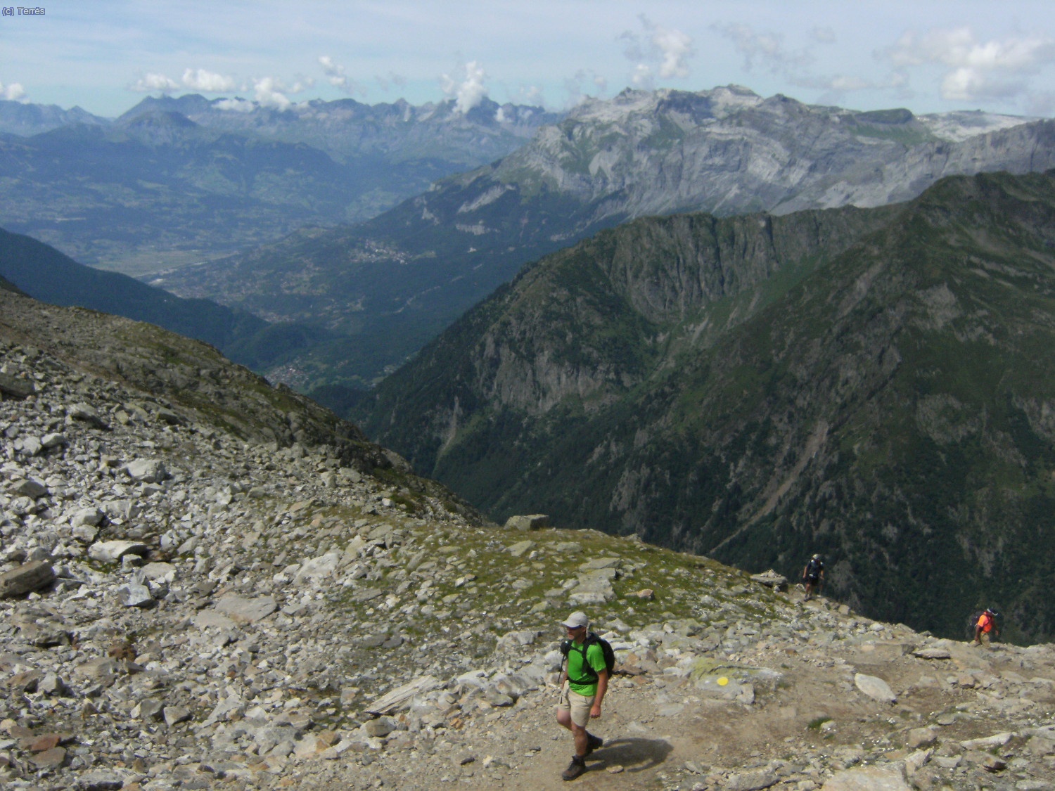 Toni y la vista al otro lado opuesto del Valle de CHamonix, desde las Agujas Rojas