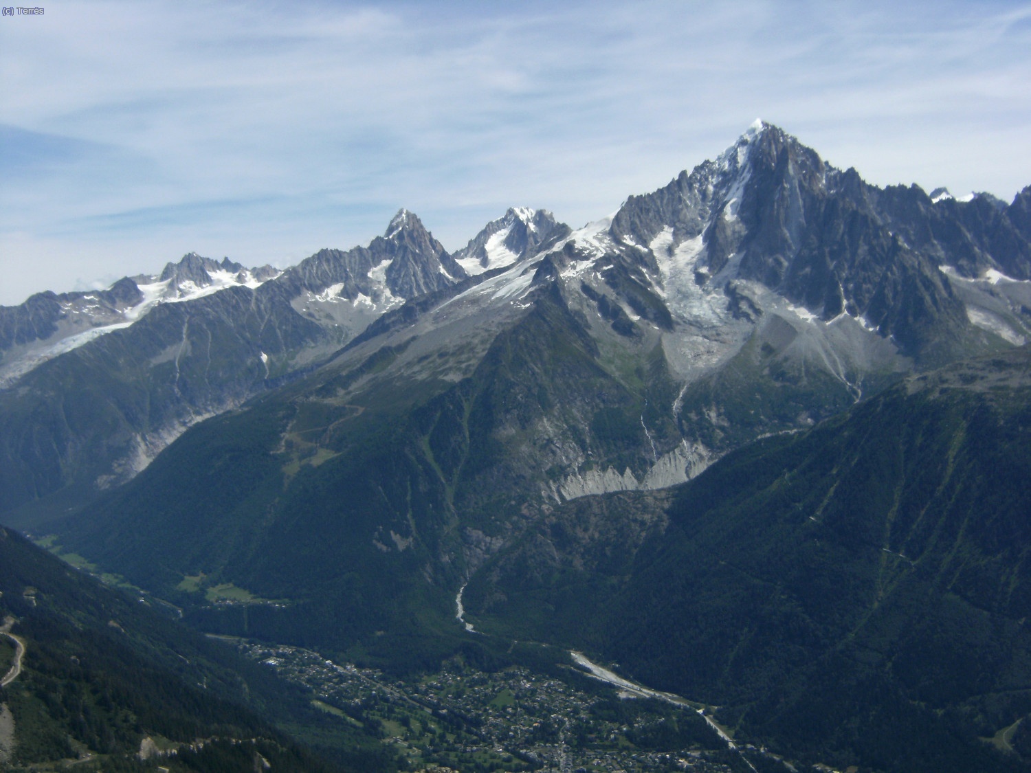 A al derecha la Aiguille Verte, en el centro la Aiguiille du Chardonnet y la Aiguille d