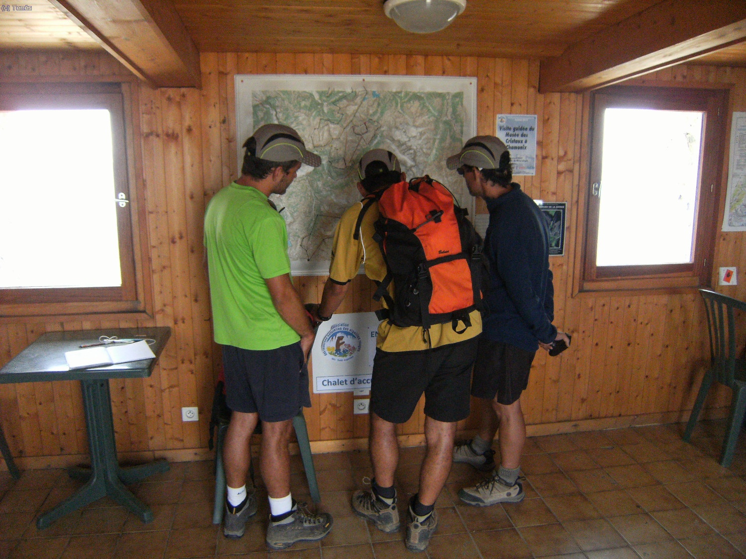 Luis, Quique y Jes&uacute;s en la caseta de informaci&oacute;n en la cima de Le Br&eacute;vent