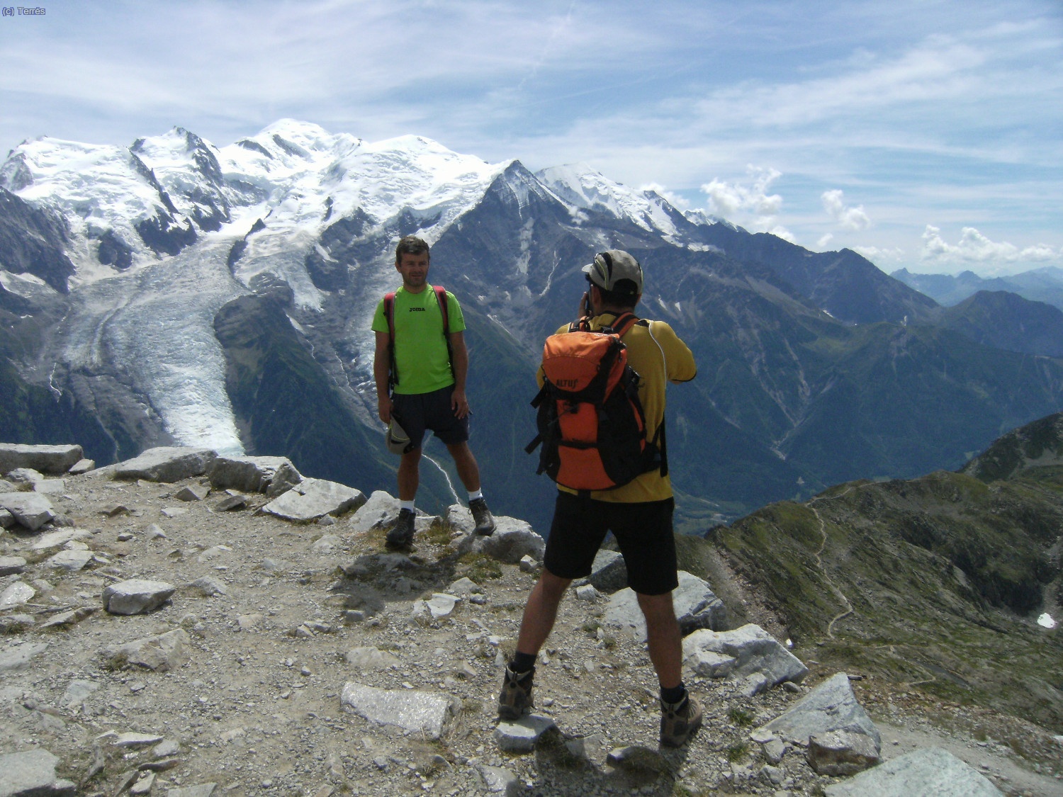 Los hermanos Segura haciendose la foto con el Mont Blanc de fondo
