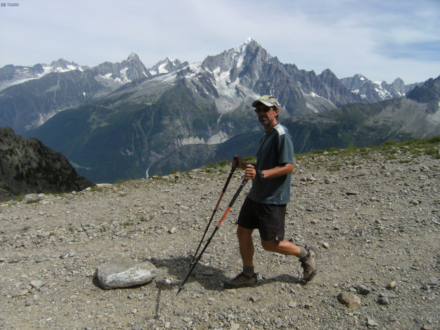 Jes&uacute;s bajando a Planpraz y detr&aacute;s la Aiguille Verte 