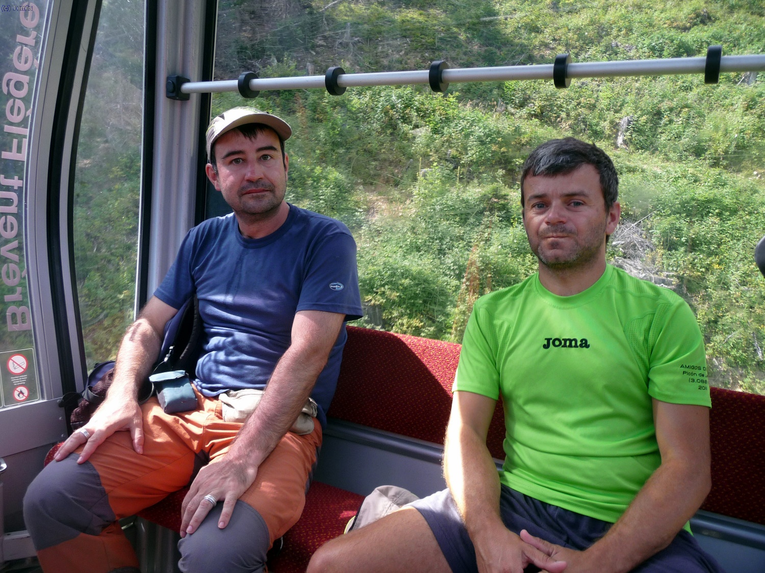 Joaqu&iacute;n Terr&eacute;s y Luis en el telef&eacute;rico de bajada a CHamonix (Foto: Toni)