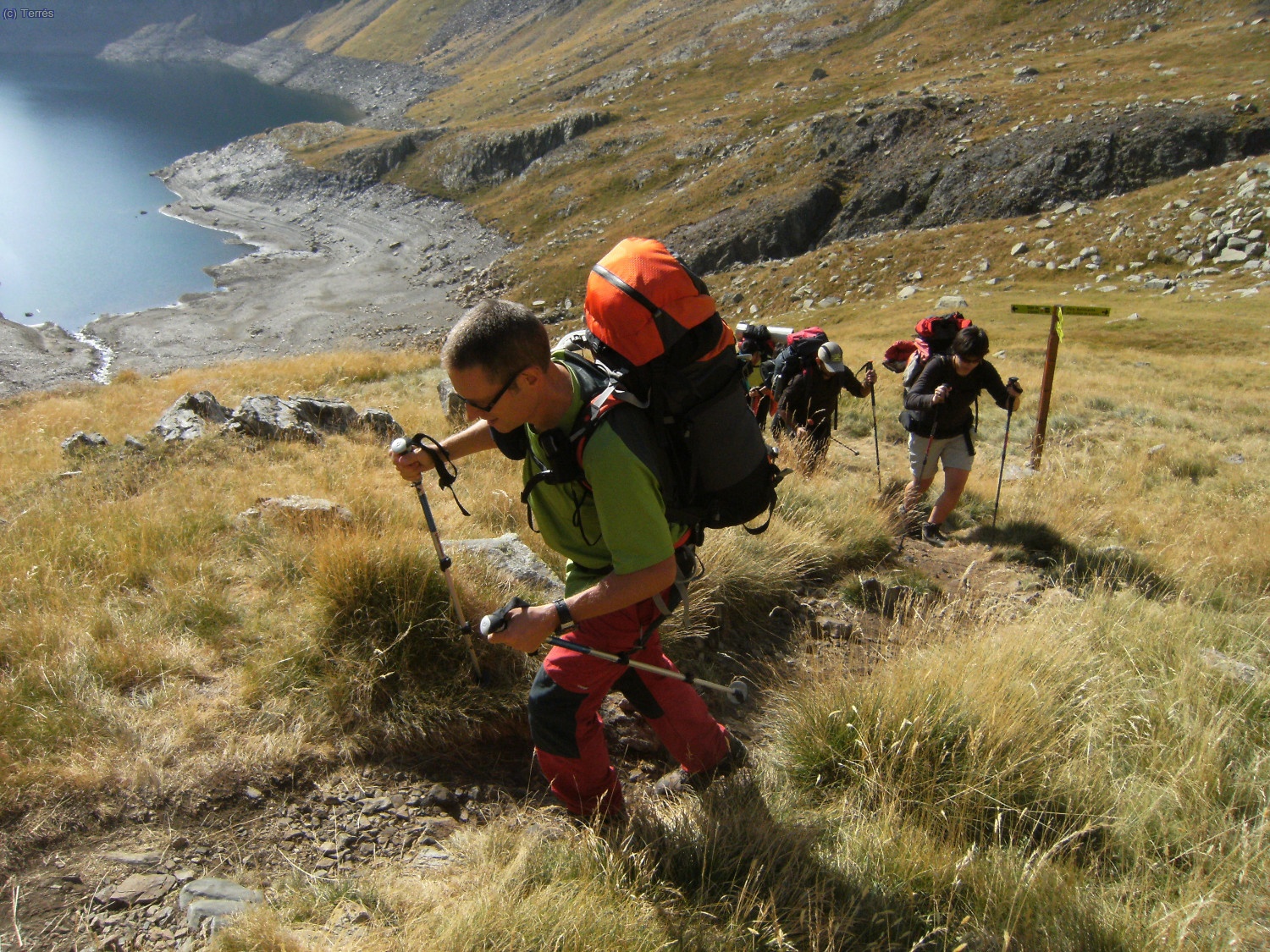 Pep subiendo por el valle de Llauset, abajo queda el Embalse de Llauset