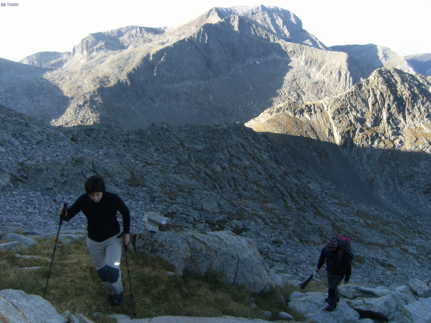 Nuria y Vicente Molina, detr&aacute;s el Pico de Vallibierna