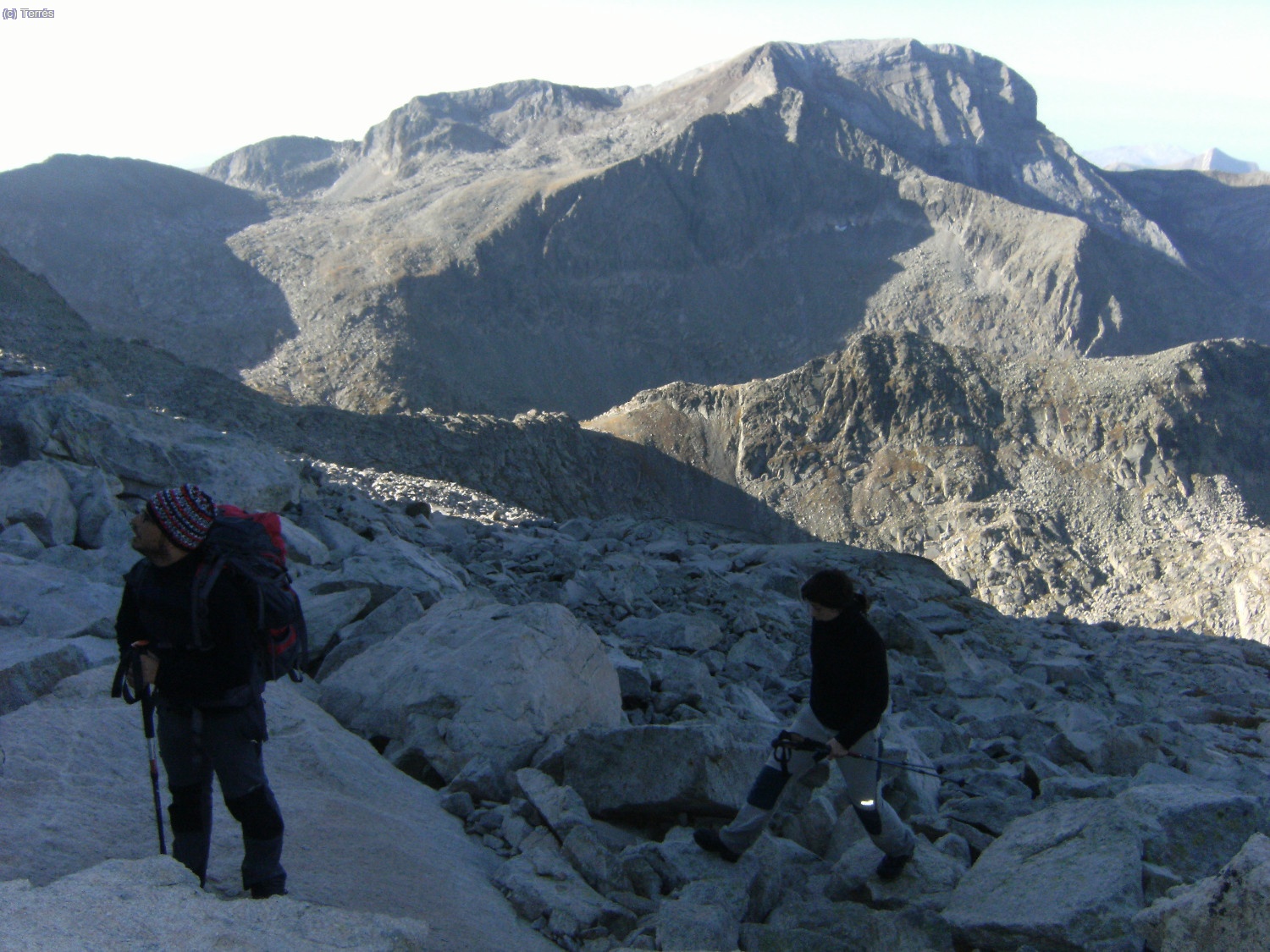 Vicente Molina y Nuria, detr&aacute;s el Pico de Vallibierna