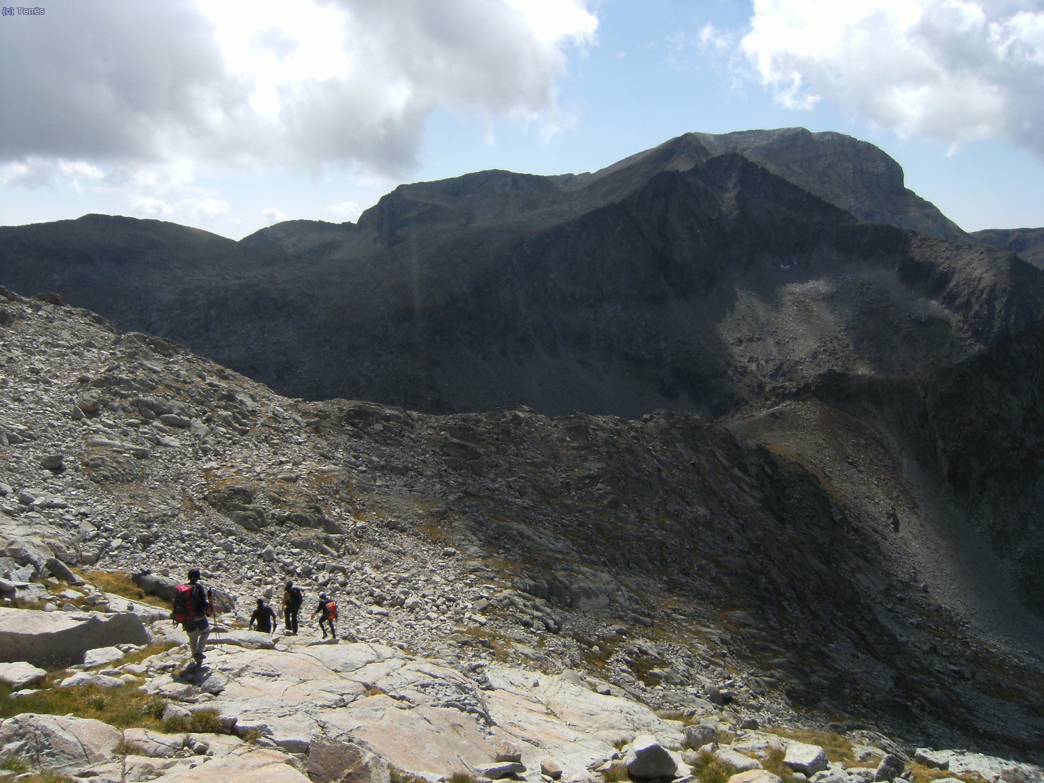 En direcci&oacute;n a la Brecha de Soler i Coll, al fondo el Pico de Vallibierna