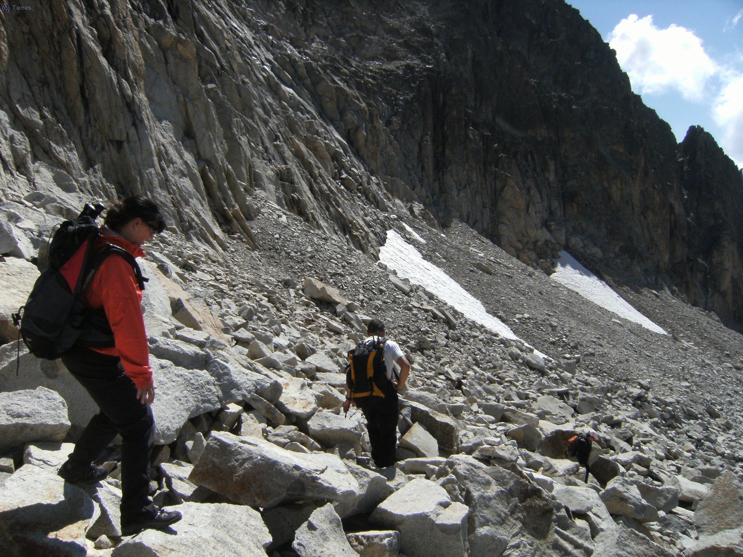 A la izquierda Olga saliendo al caos de rocas