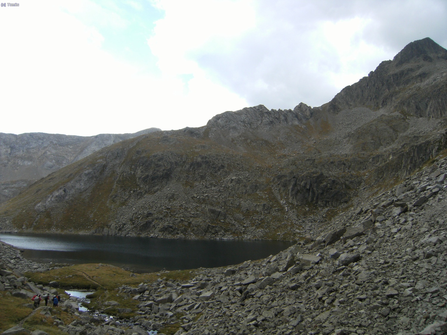 Estany Botorn&agrave;s y a la derecha las inmediaciones del Pico de Vallibierna
