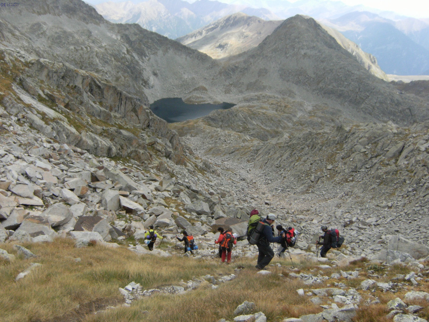 Bajando del Collado de Vallibierna, delante el Pic de La Solana de Llauset y el Estany del Cap de Llauset