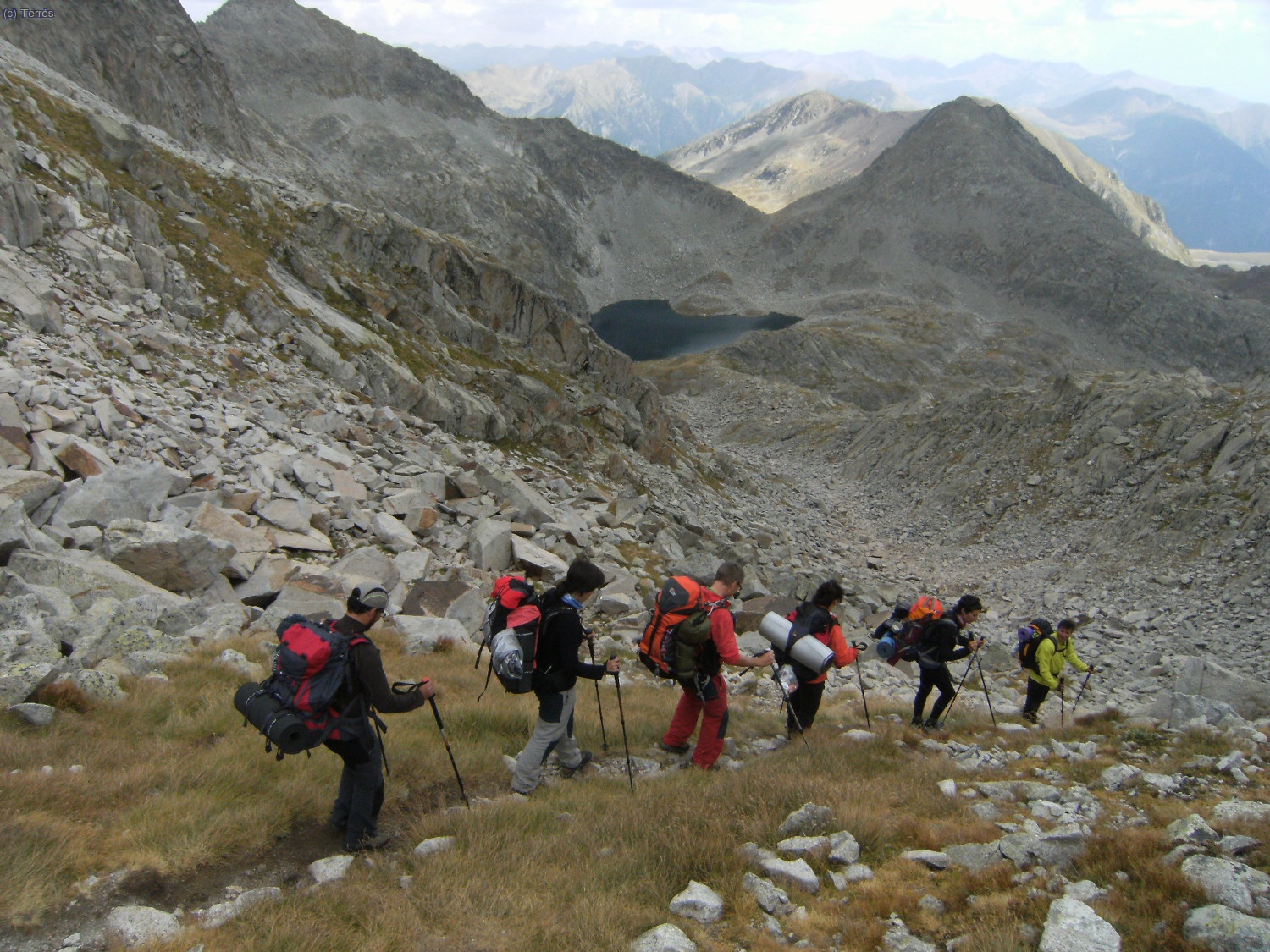 Bajando del Collado de Vallibierna, delante el Pic de La Solana de Llauset y el Estany del Cap de Llauset
