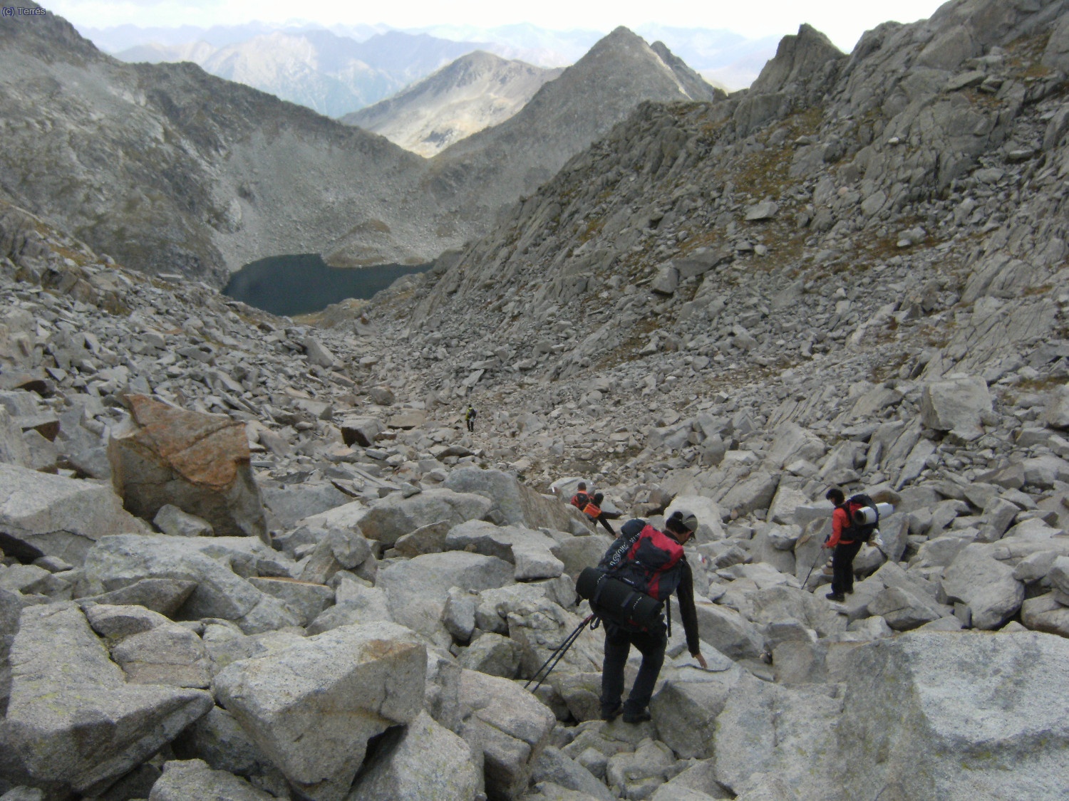 Bajando entre otro caos de rocas
