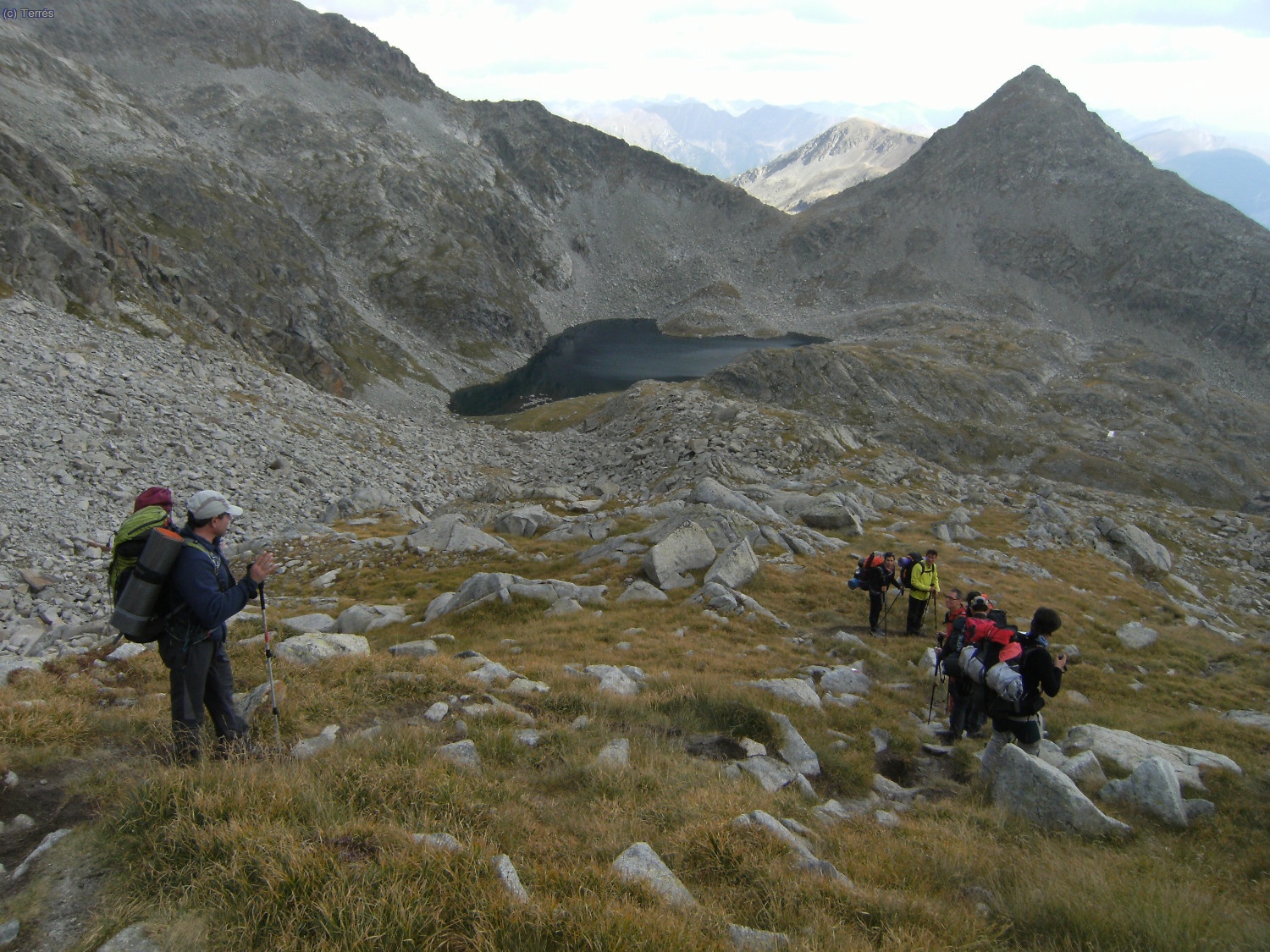 A la izquierda Kike, bajando del Collado de Vallibierna, delante el Pic de La Solana de Llauset y el Estany del Cap de Llauset