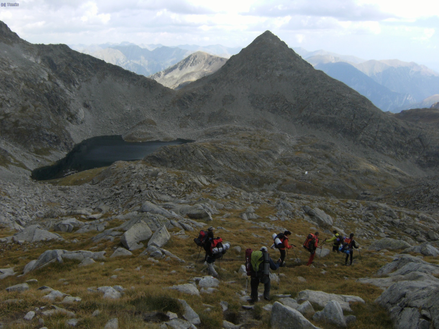 Bajando del Collado de Vallibierna, delante el Pic de La Solana de Llauset y el Estany del Cap de Llauset a la izquierda