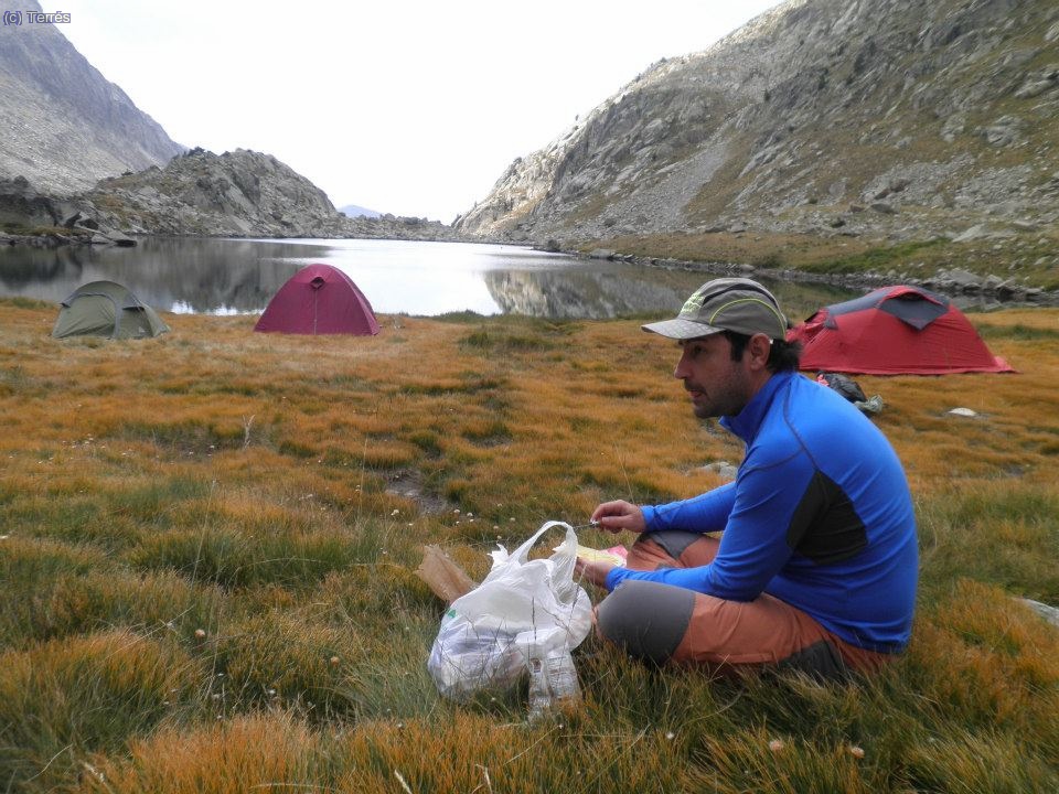 Joaqu&iacute;n Terr&eacute;s comiendo despu&eacute;s de montar la tienda (Foto: Kike)