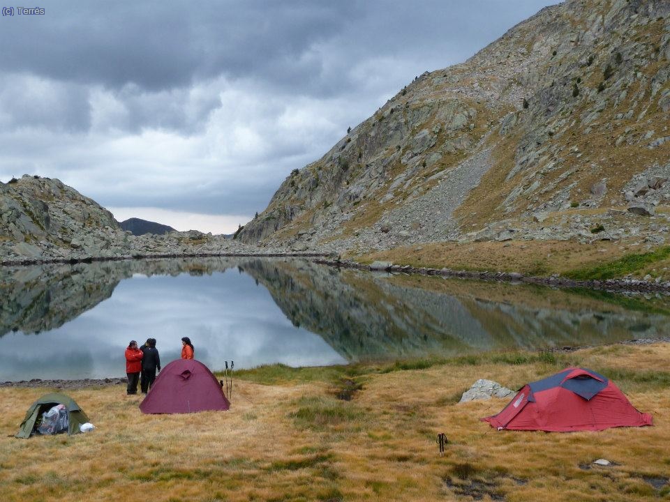 Acampados a orillas del ib&oacute;n (Foto: Pep)