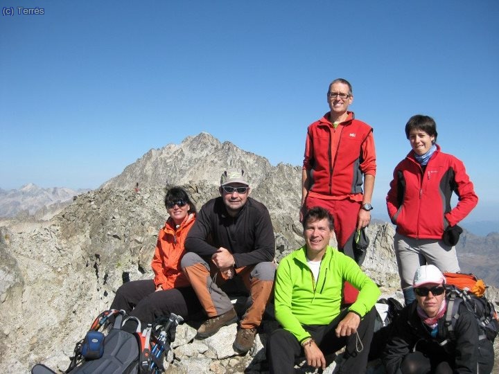 Cima del Russell Sureste (3.203 mts.), detr&aacute;s el Aneto (Foto: Pep)