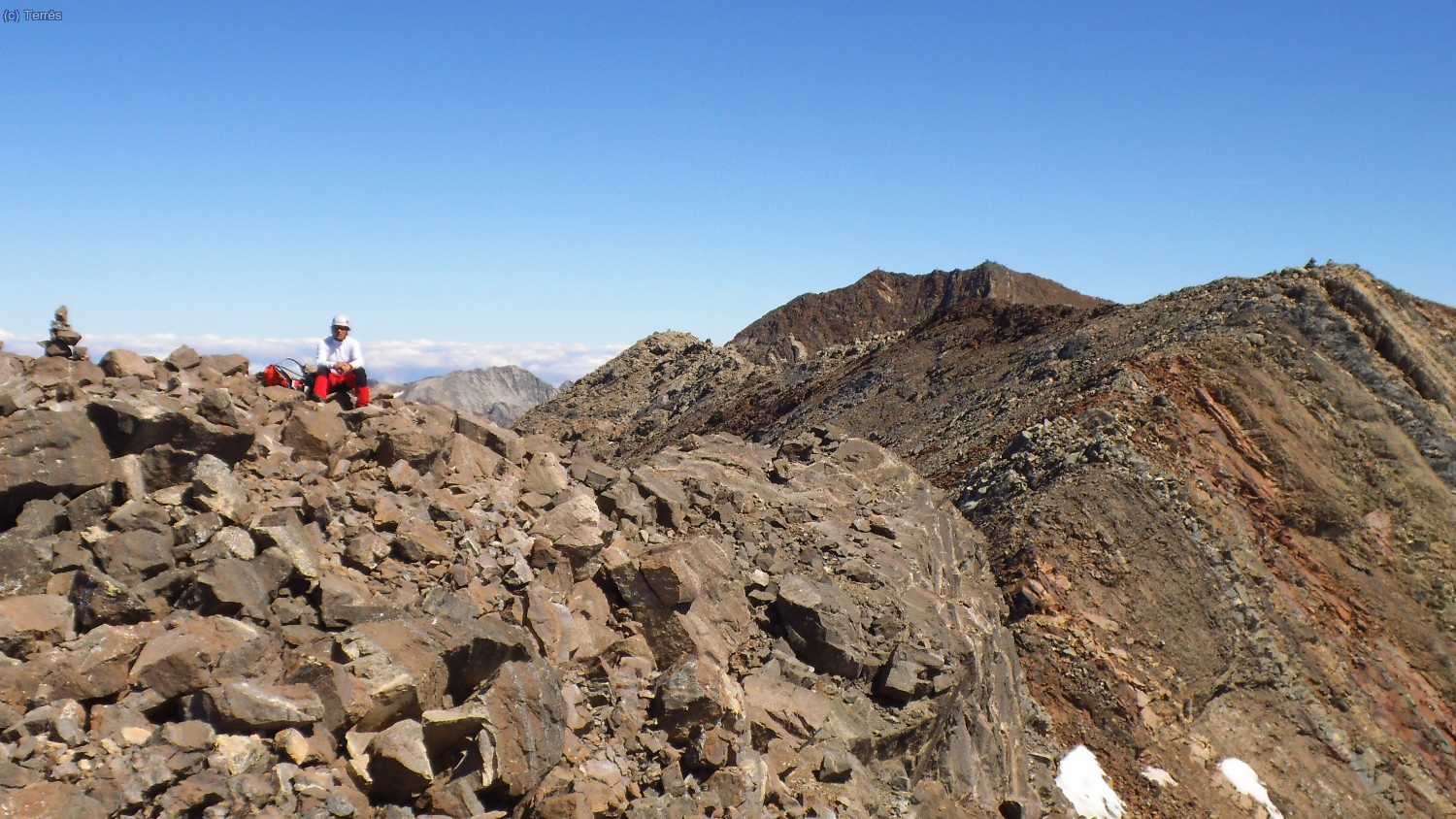 Antecima sur de Las Espadas, a la derecha la central y m&aacute;s alta
