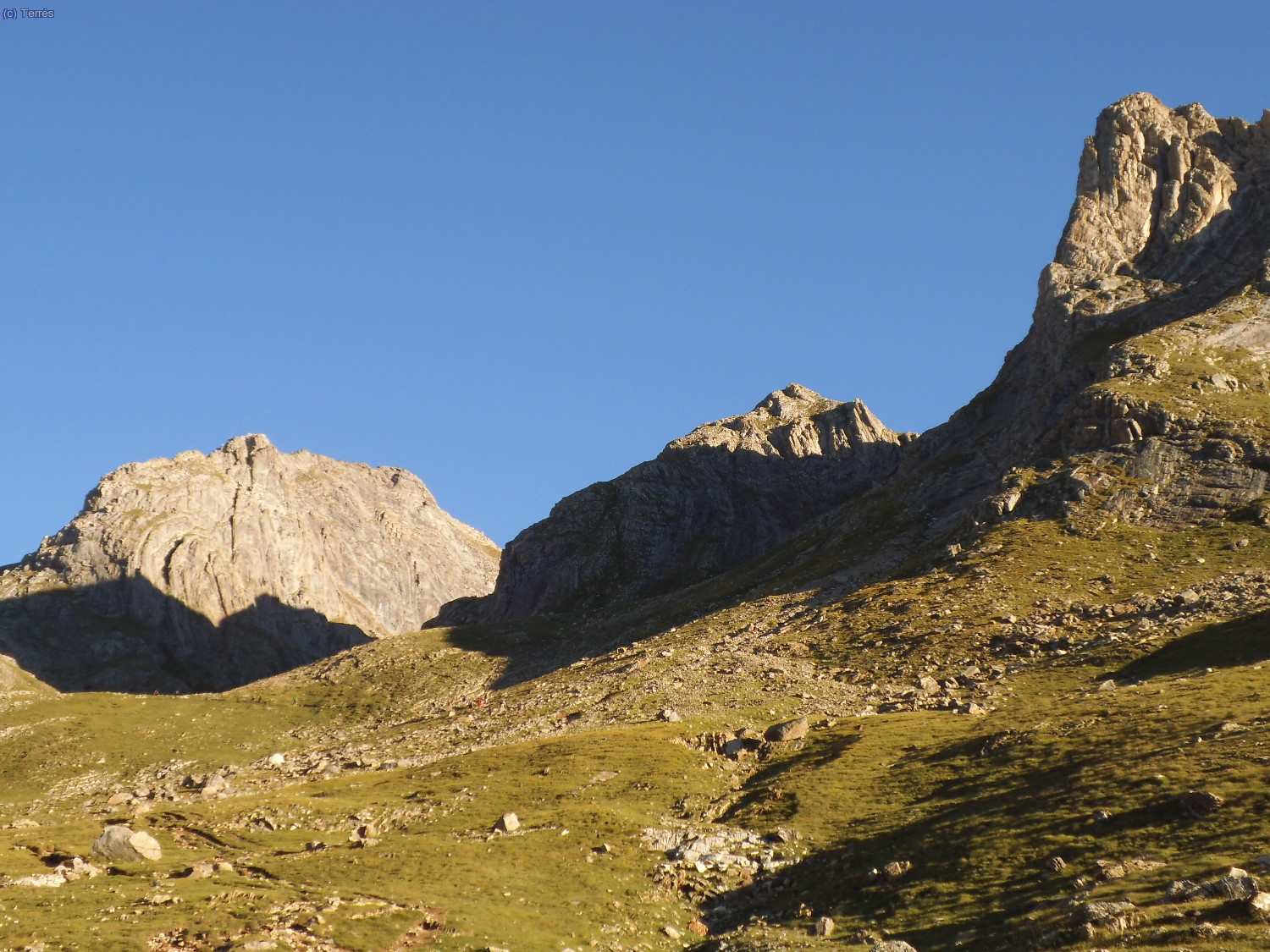 A la izquierda el Diente de Llardana