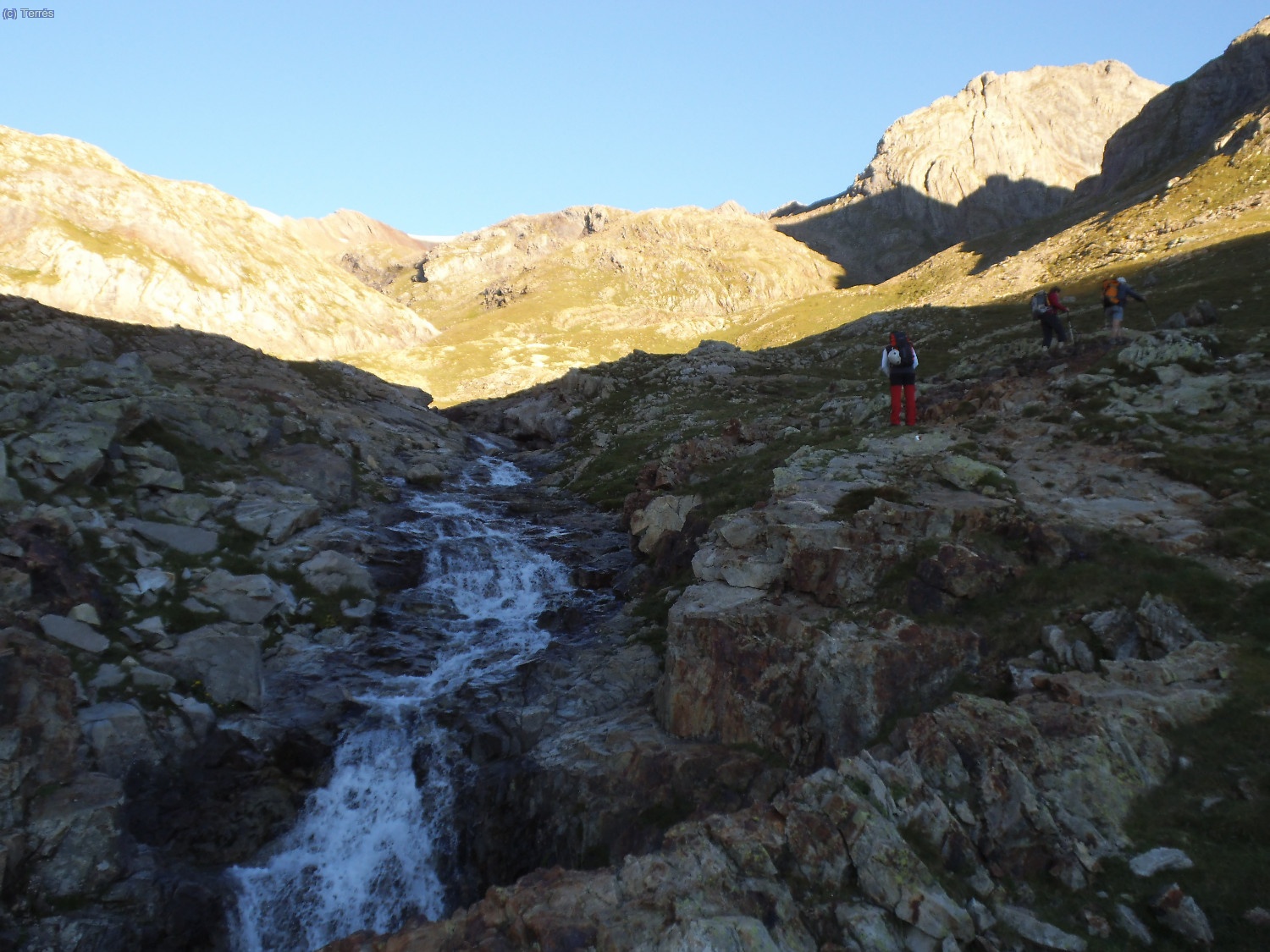 Junto al R&iacute;o Eriste, arriba derecha asoma el Diente de Llardana