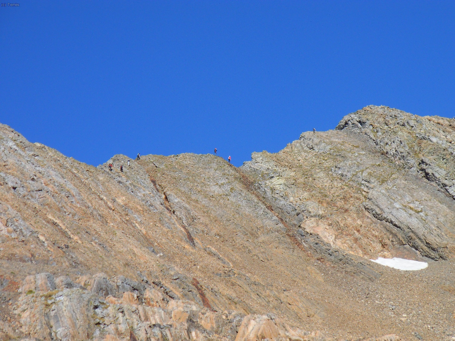 Gente en la cresta entre el Diente Royo y el pico Pavots