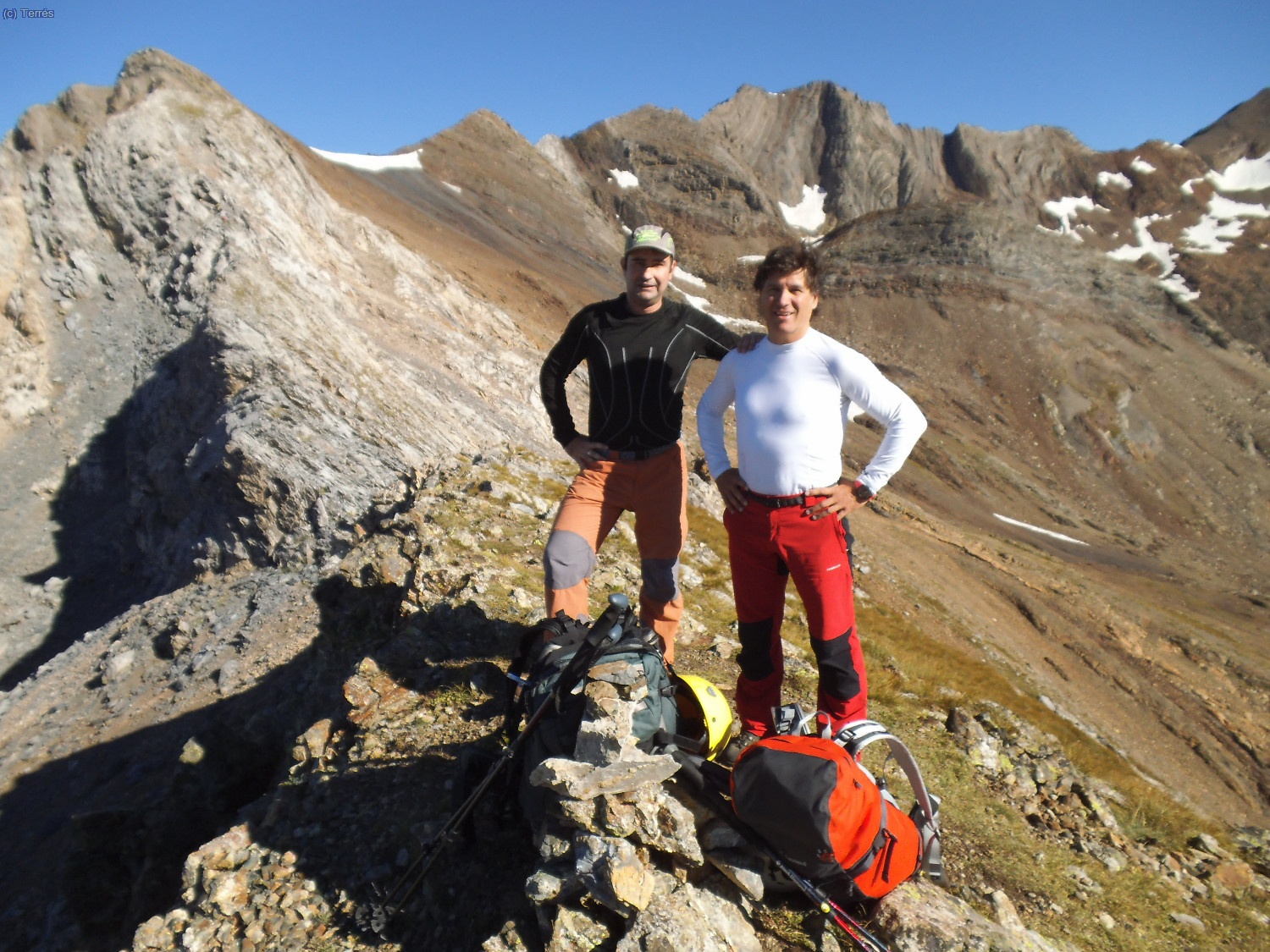 Cima del Diente Royo. (3.010 mts.) Detr&aacute;s toda la cresta a recorrer