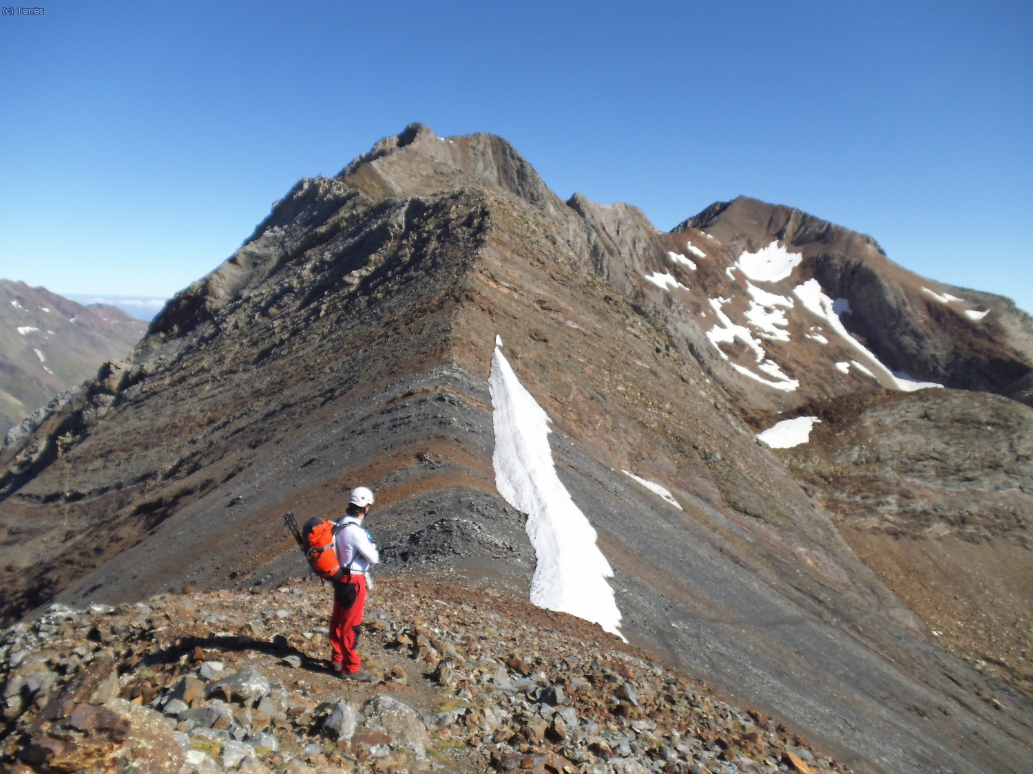 Bajada f&aacute;cil del Pavots para seguir la cresta hac&iacute;a Las Espadas (centro) y Posets (derecha)