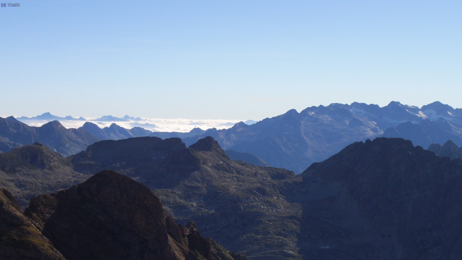 Mar de nubes en el Pirineo franc&eacute;s y la derecha el macizo de los Montes Malditos
