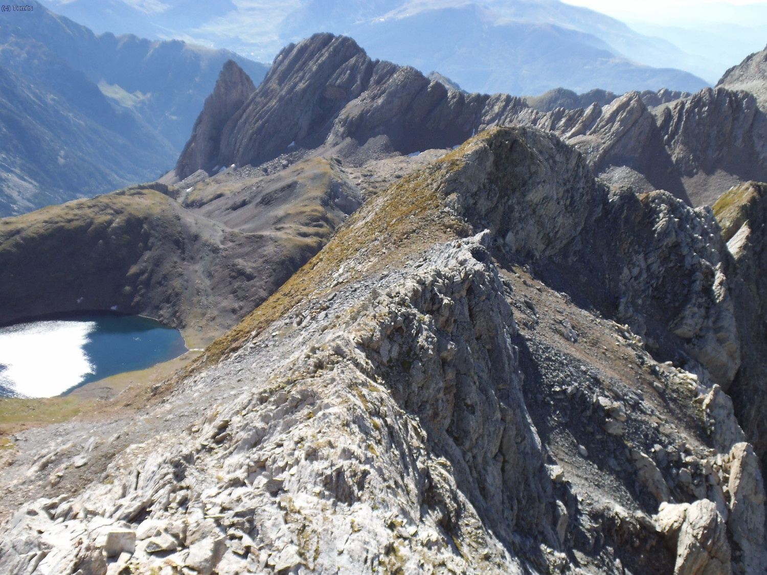 Cresta entre el Diente Royo y Pavots. A la izqueirda el Ib&oacute;n de Llardaneta