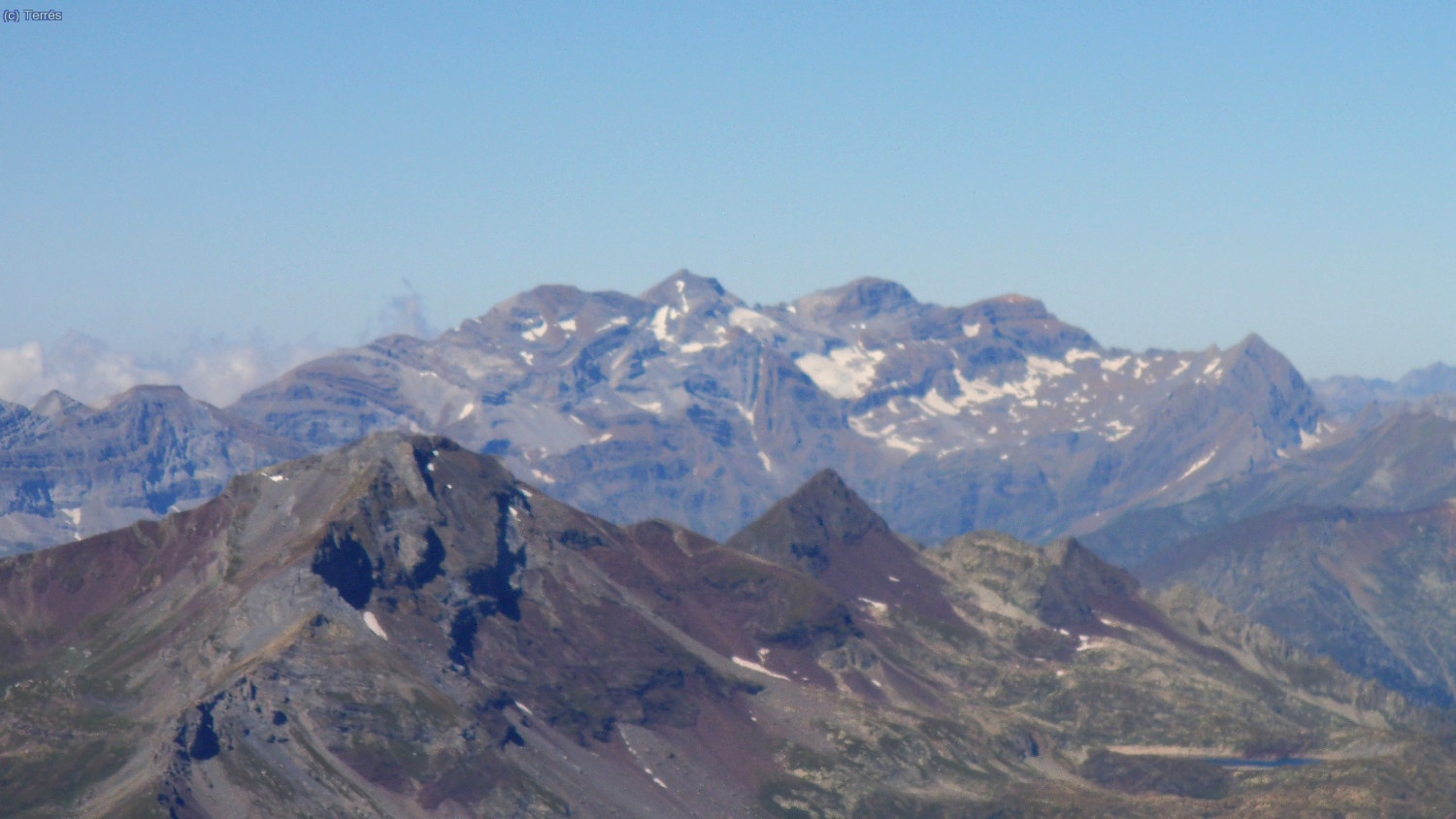 Al fondo las 3 Sorores: de izquierda a derecha, Soum de Ramond, Monte Perdido, Cilindro, le sigue el Marbor&eacute;, Astozou...