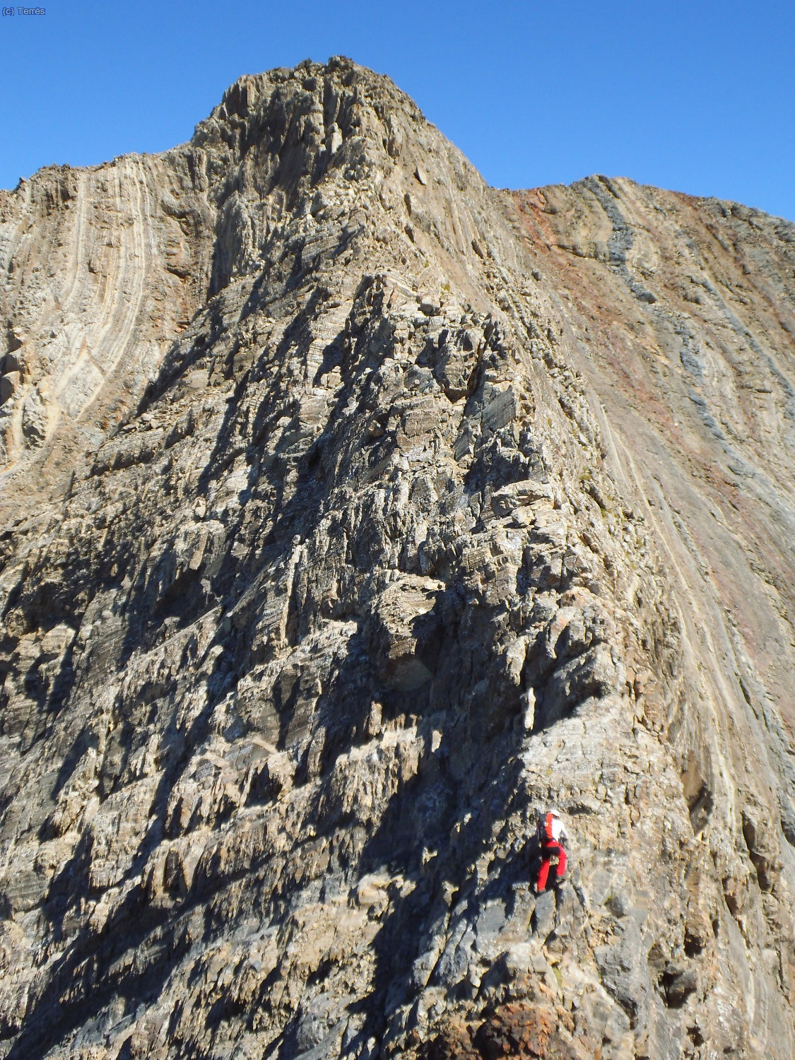 Escalando la parte final de la cresta a la cima de Las Espadas, donde se encuentra un aireado paso de II&ordm;+