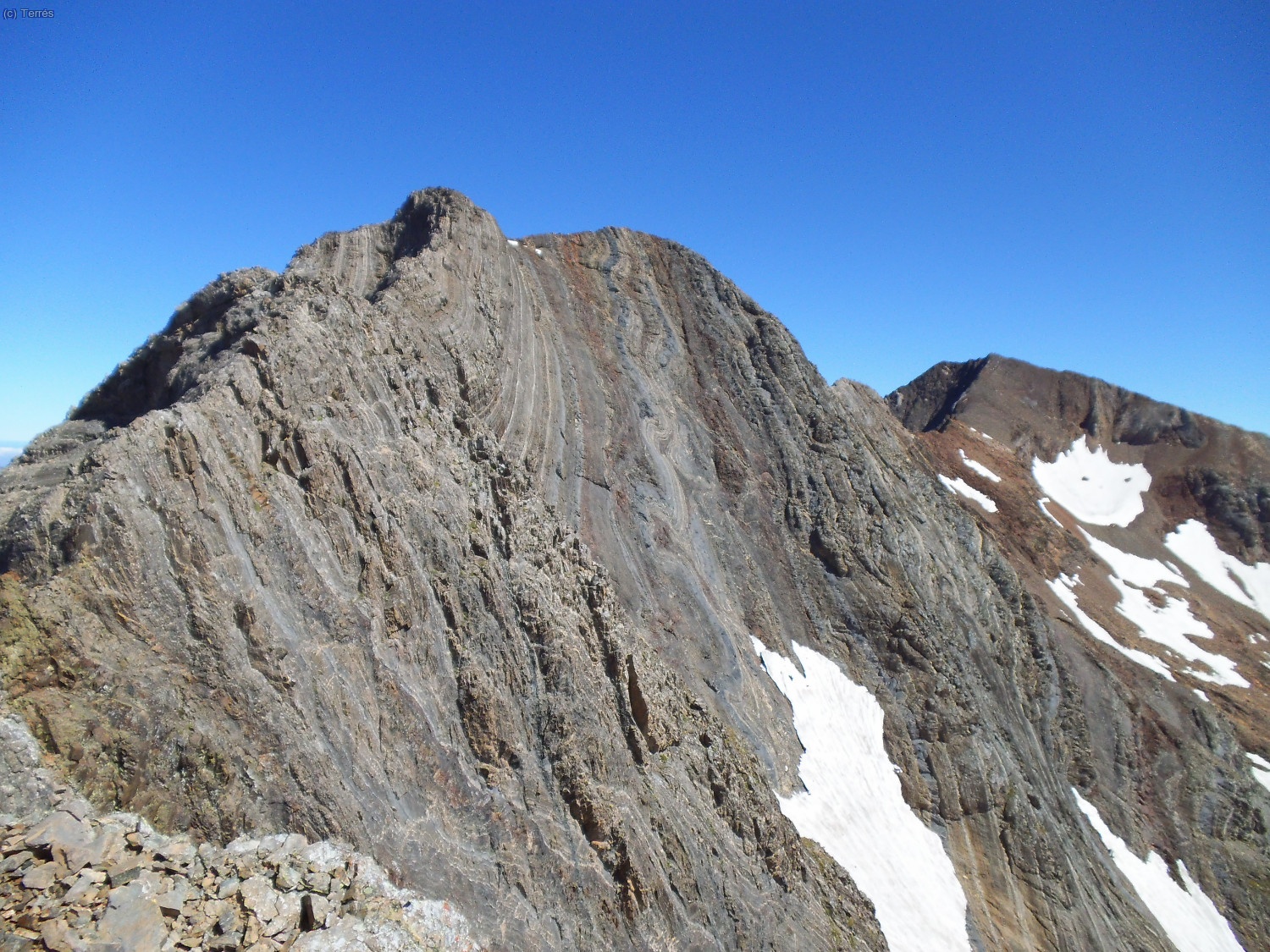 Las Espadas en el centro-izquierda (m&aacute;s a la izquierda su cresta), a la derecha el Posets