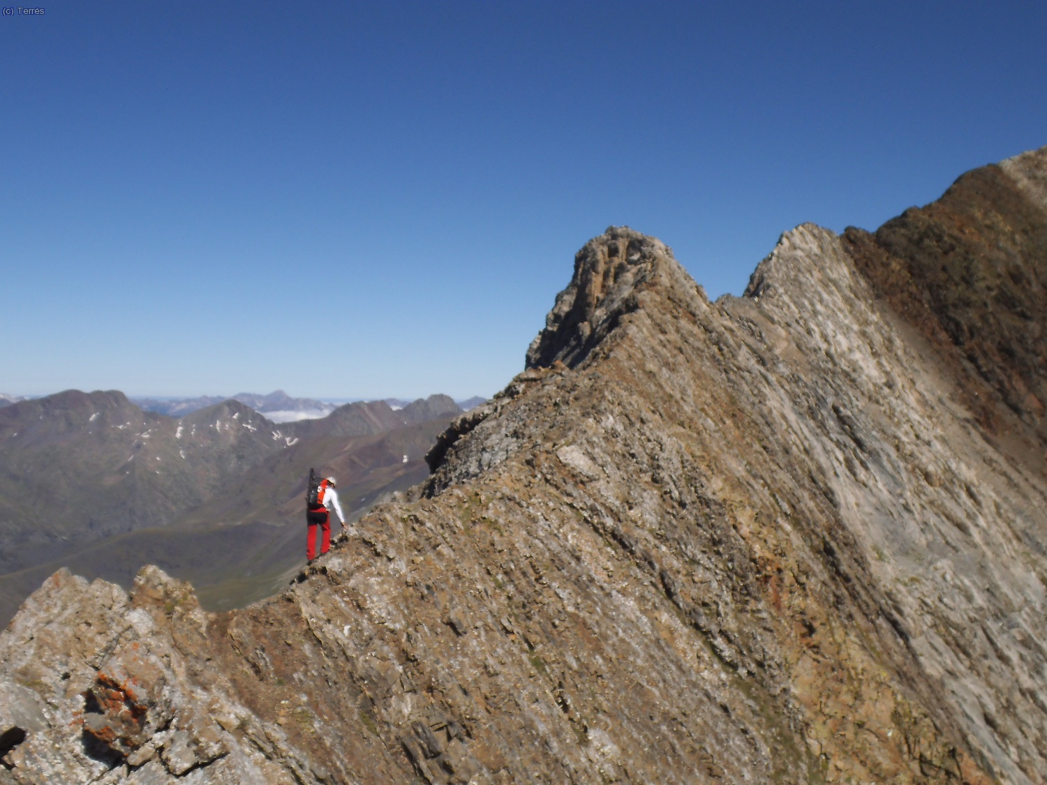 Francesc en la parte m&aacute;s aireada y expuesta en la cresta Pavots-Las Espadas