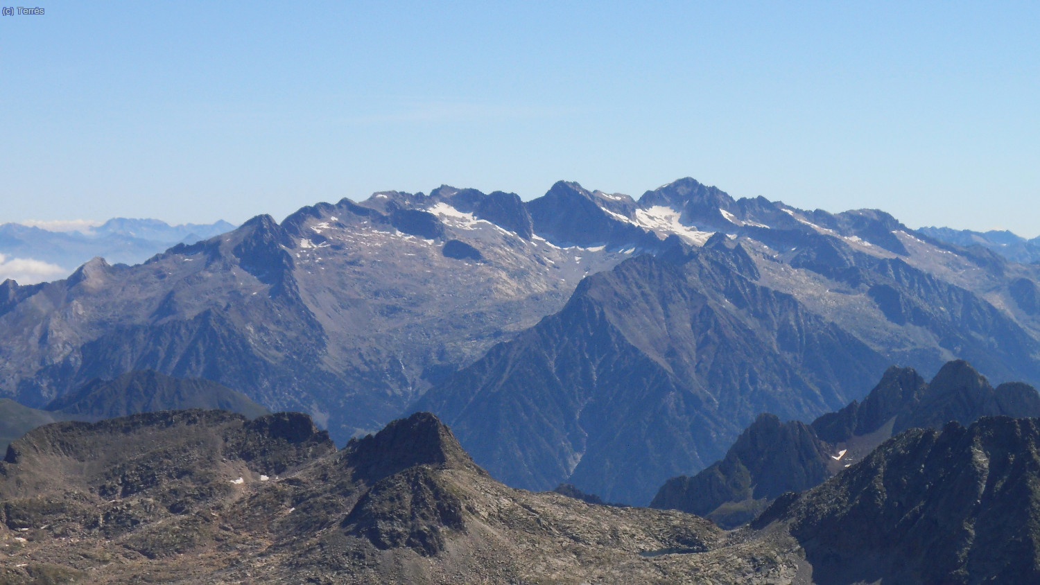 Al fondo el macizo de los Montes Malditos con el Aneto y Pico Maldito los m&aacute;s sobresalientes