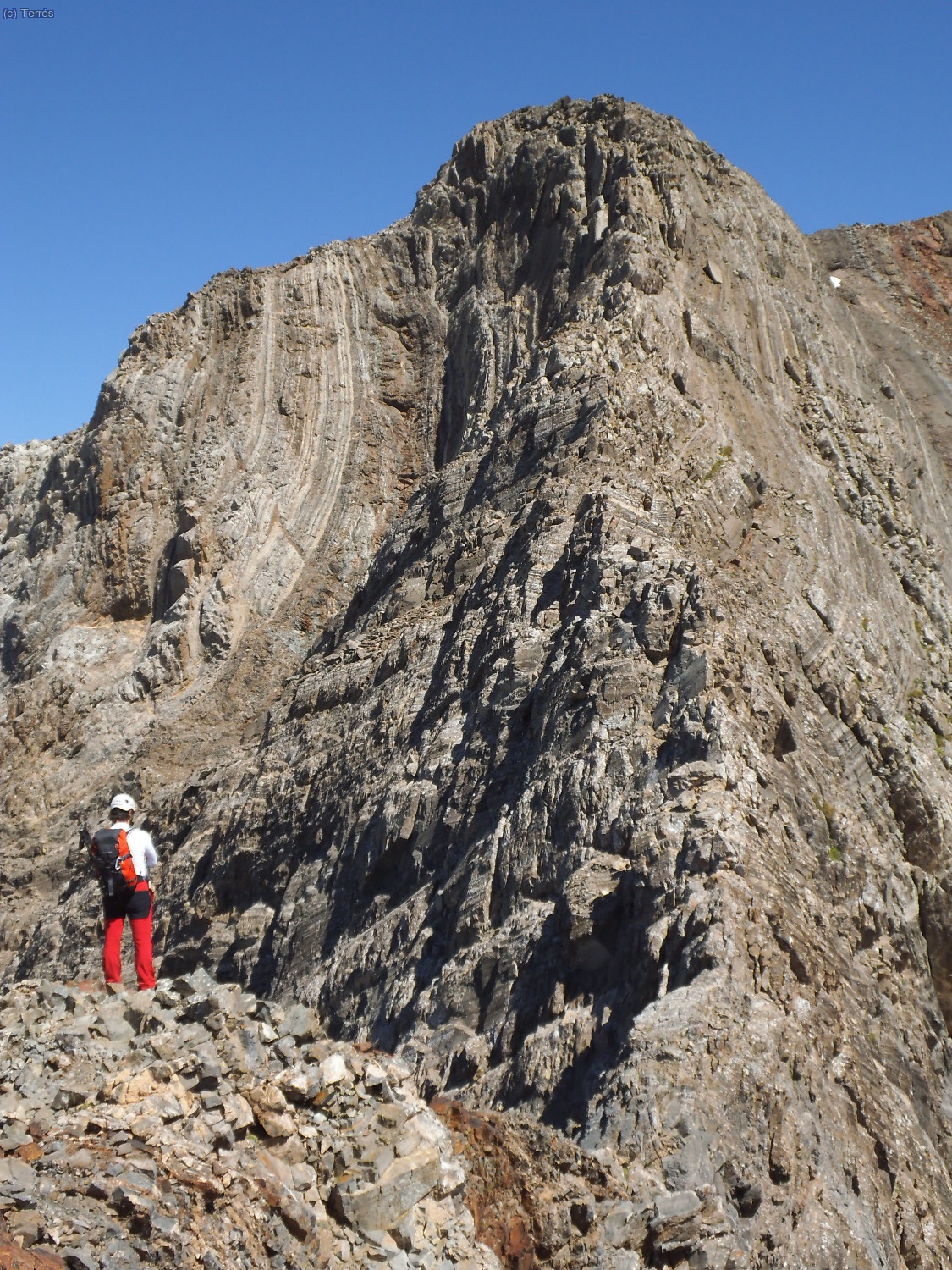 Francesc preparado para la parte final de la cresta a la cima de Las Espadas