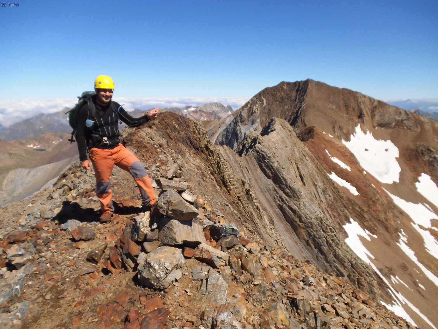 Joaqu&iacute;n en la cima de Las Espadas (3.332 mts.) se&ntilde;alando la cresta que queda hasta la mole del Posets al fondo