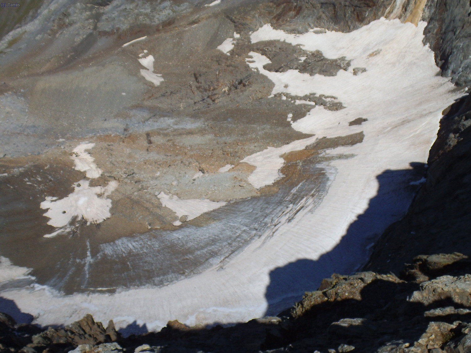 Abajo los restos del Glaciar de Llardana
