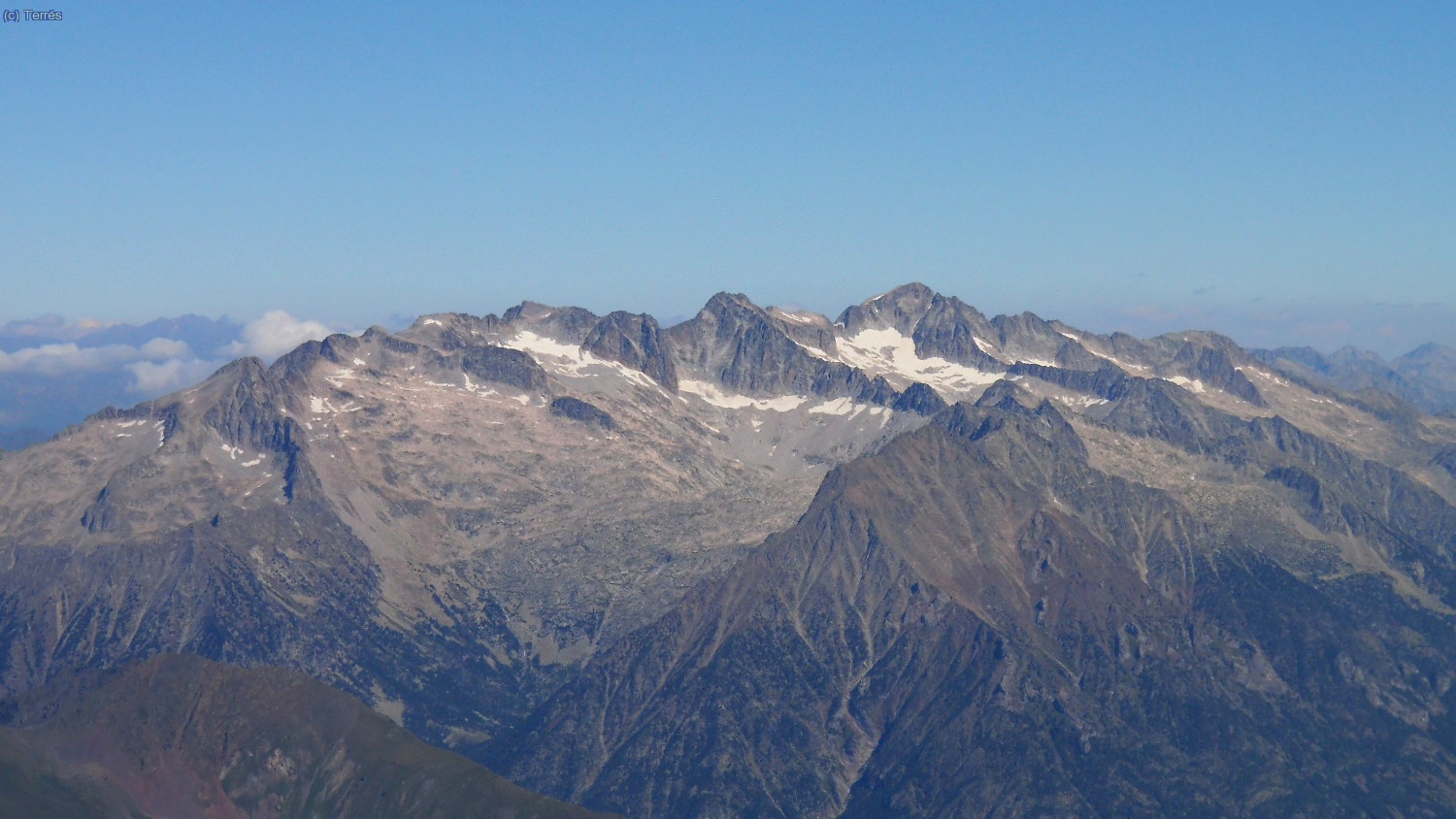 Vistas hac&iacute;a el macizo de Los Montes Malditos con el Aneto y Pico Maldito los m&aacute;s sobresalientes
